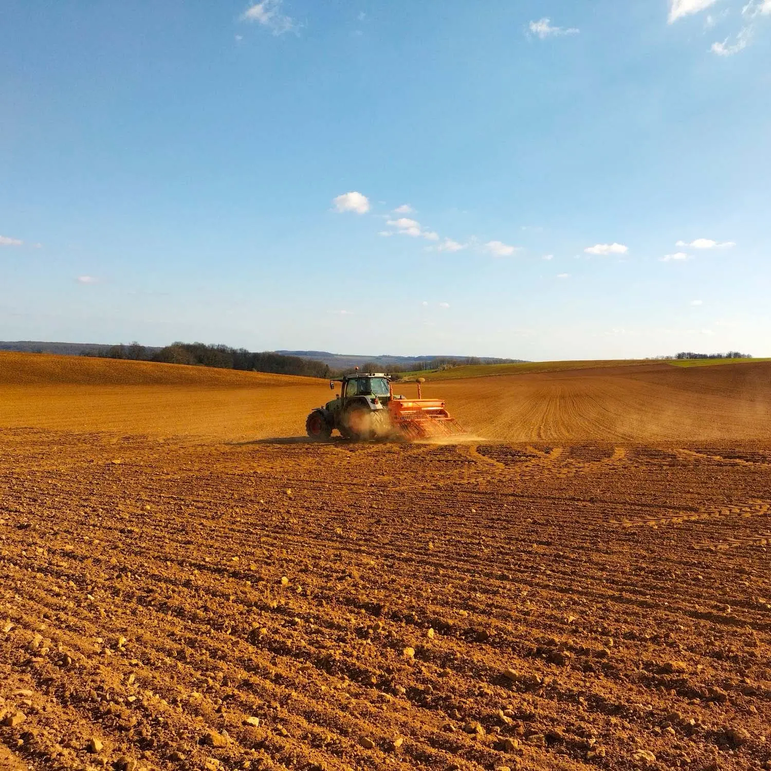 Tracteur dans un champs à Montmédy